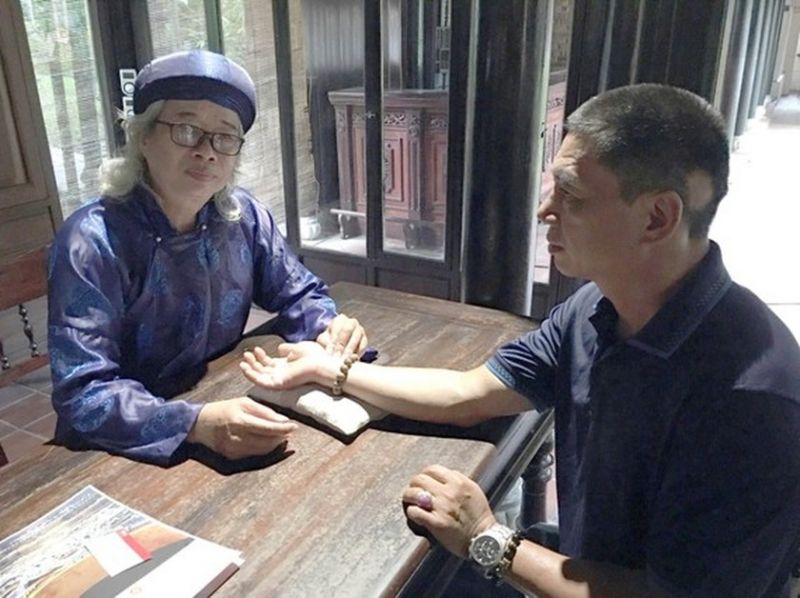 フエ市のDai Nam Thai Y Duong診療所で診察を受ける外国人旅行者　ⓒ SaigonGiaiPhong